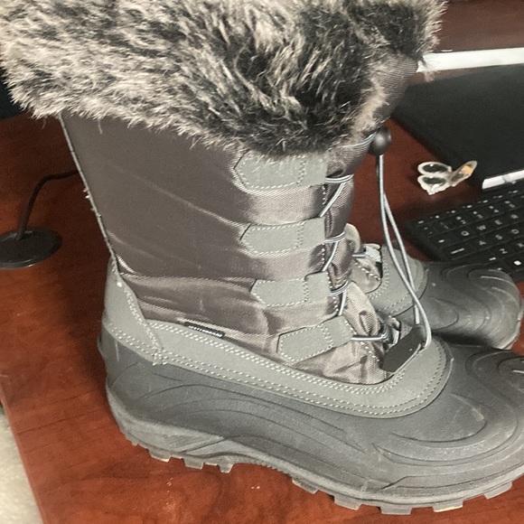 Snow boots only worn once - Picture 4 of 6